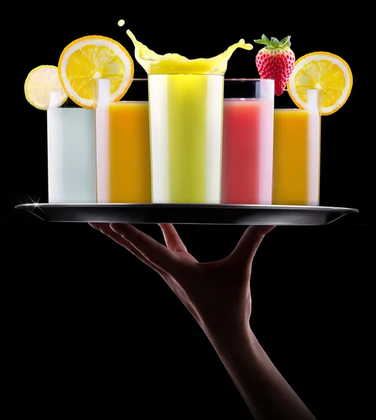 Вкусные летние фруктовые напитки с брызгами на подносе — стоковое фото