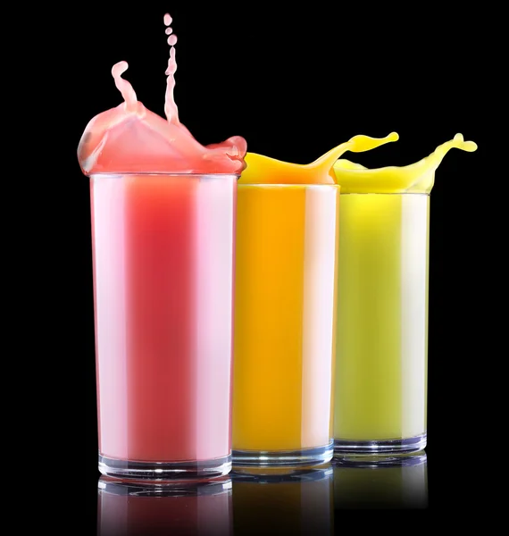 Sabrosas bebidas de frutas de verano en vaso con salpicadura — Foto de Stock