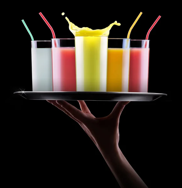 Bebidas saborosas de frutas de verão com respingo na bandeja — Fotografia de Stock