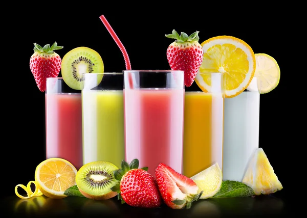 Смачні літні фрукти з соком у склянці — стокове фото