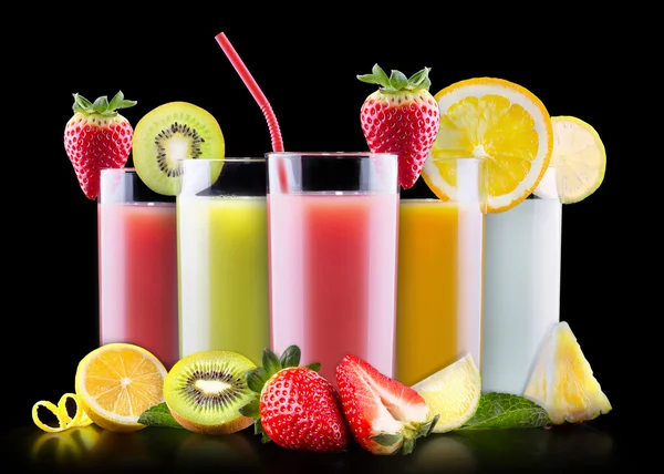 Sabrosas frutas de verano con jugo en vaso — Foto de Stock