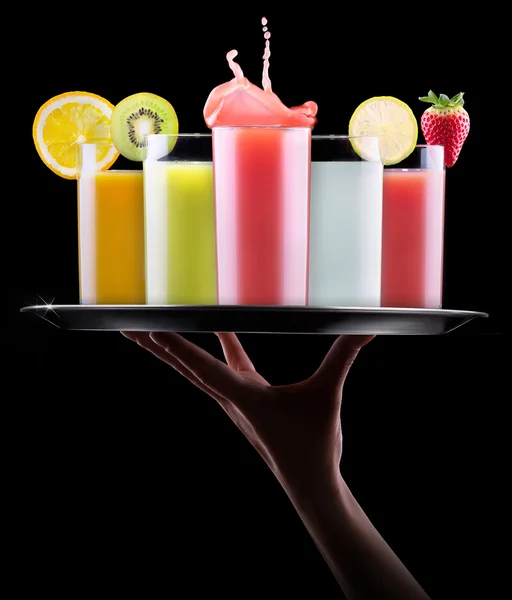 Bebidas saborosas de frutas de verão com respingo na bandeja — Fotografia de Stock