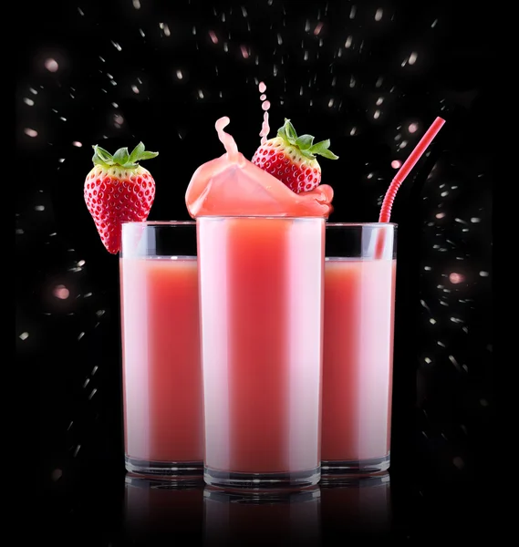 Smoothies of strawberry in glass with splash — Stock Photo, Image