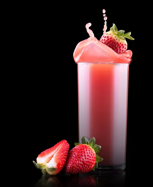 Smoothies çilek sıçrama ile cam — Stok fotoğraf