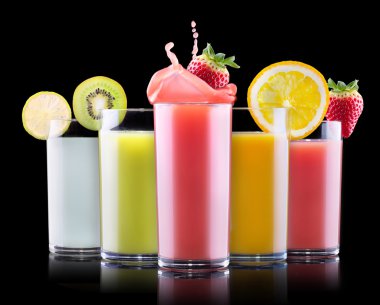 frutas de verano sabroso con zumo de vidrio