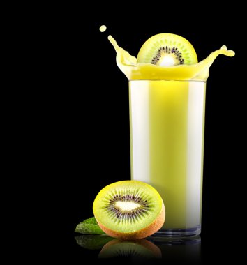 sıçrama ile cam kivi smoothies