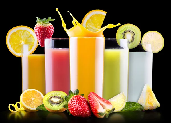 Fruits d'été savoureux avec jus en verre — Photo