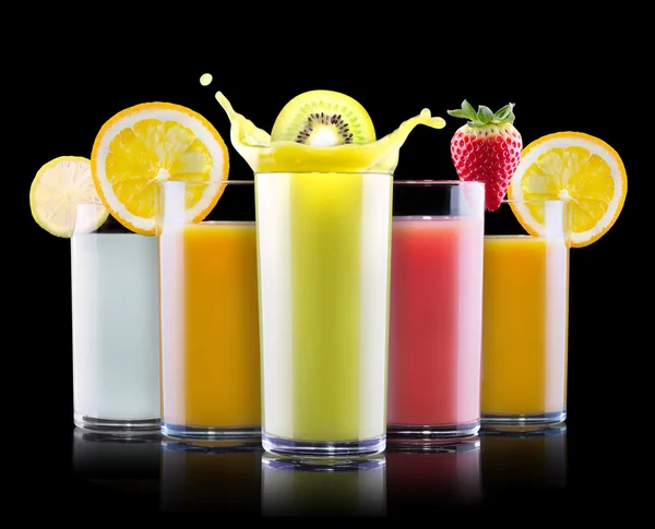 Välsmakande sommar frukt med juice i glas — Stockfoto