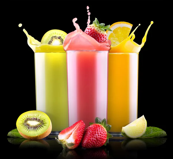 Gustosi frutti estivi con succo in vetro — Foto Stock