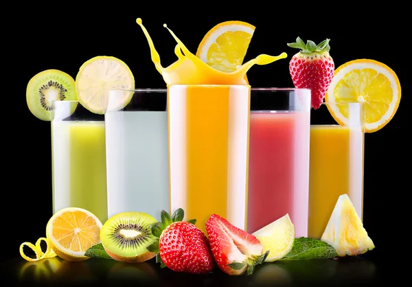 Fructe gustoase de vară cu suc în sticlă — Fotografie, imagine de stoc