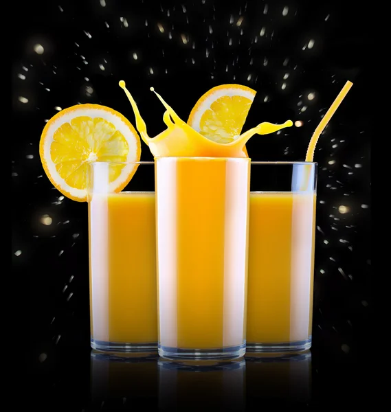 Zumo de naranja fresco en vaso con salpicadura — Foto de Stock