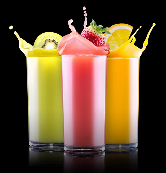 Sabrosas frutas de verano con jugo en vaso — Foto de Stock