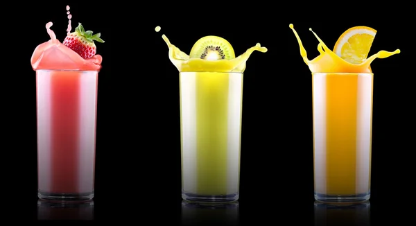 Вкусные летние фруктовые напитки в стакане с брызгами — стоковое фото
