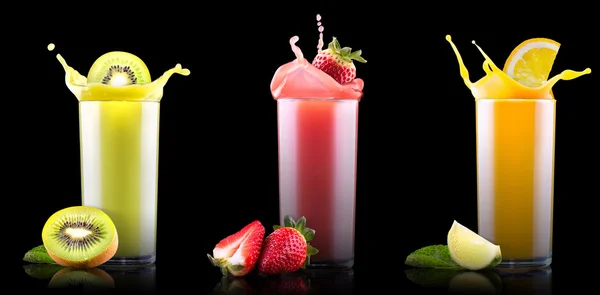 Chutné letní ovocné nápoje ve skle s logem — Stock fotografie