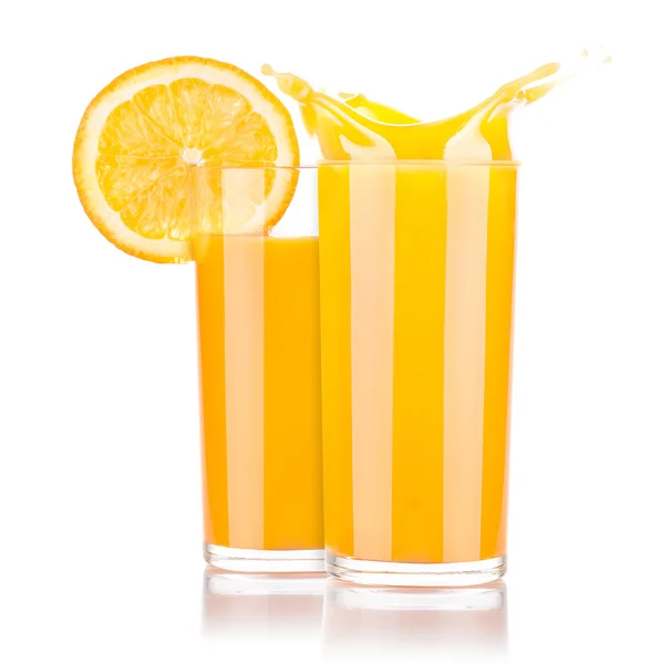 Färsk apelsinjuice i glas med färgstänk — Stockfoto