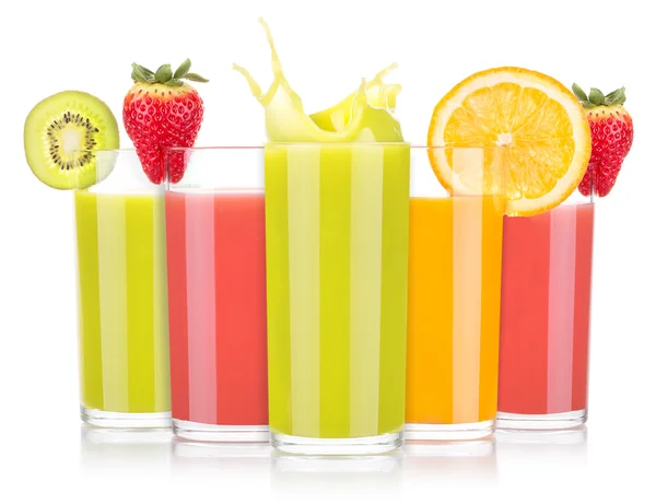 Välsmakande sommarfrukt drycker i glas med färgstänk — Stockfoto