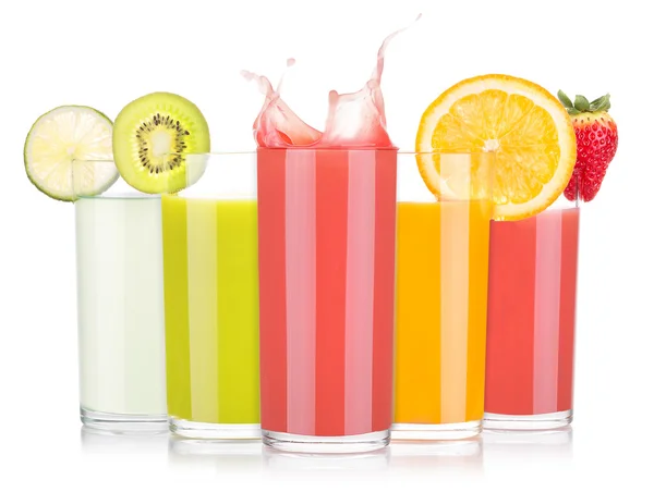 Sabrosas bebidas de frutas de verano en vaso con salpicadura — Foto de Stock