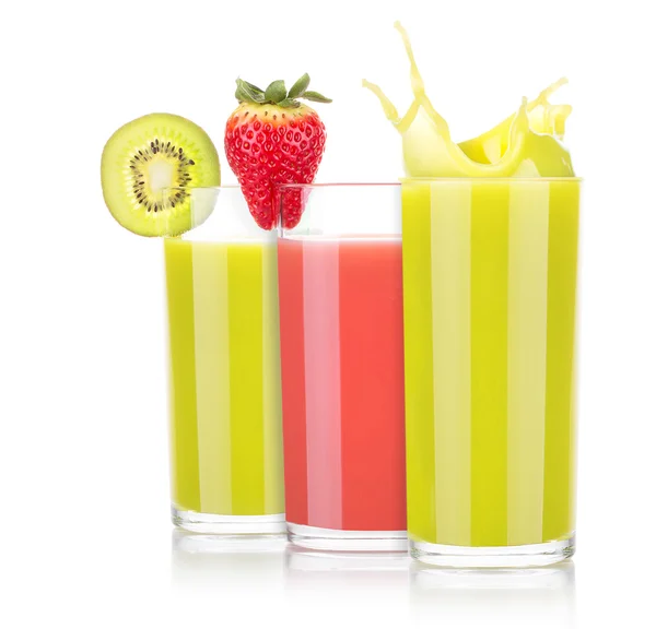 Sabrosas bebidas de frutas de verano en vaso con salpicadura — Foto de Stock