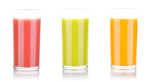 Savoureuses boissons de fruits d'été en verre avec éclaboussure — Photo