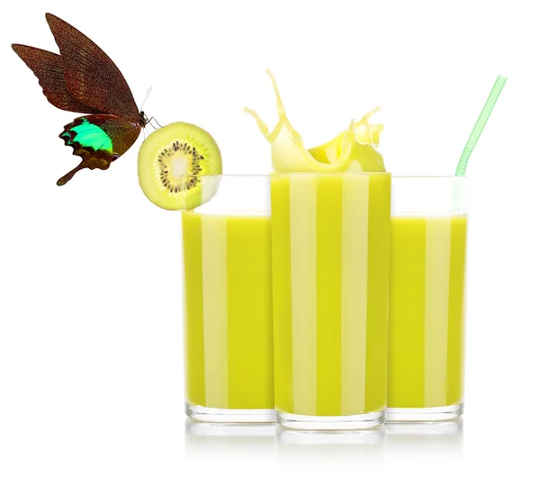 Smoothies voor kiwi in glas met vlinder — Stockfoto