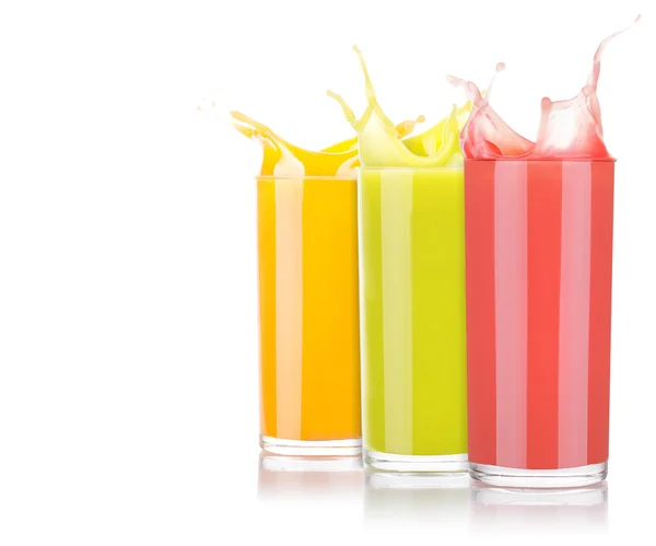 Смачні літні фруктові напої в склянці з бризкою — стокове фото