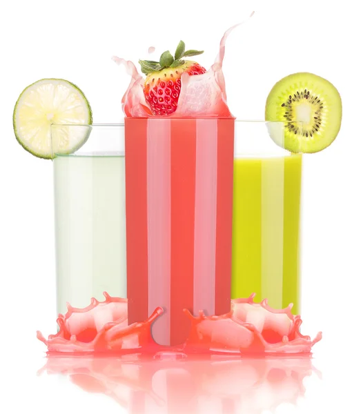 Leckere Sommerfruchtgetränke im Glas mit Spritzer — Stockfoto