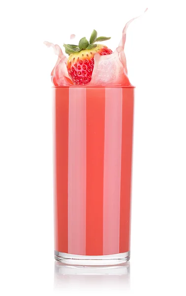 Koktajle truskawka w szkle z splash — Zdjęcie stockowe