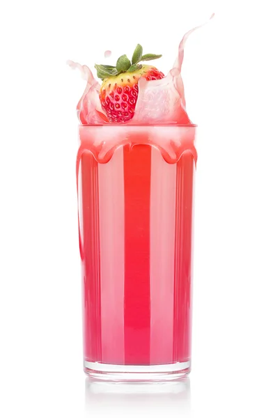 Smoothies de fraise en verre avec éclaboussure — Photo