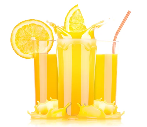 新鲜的橙汁在玻璃时溅起水花 — 图库照片