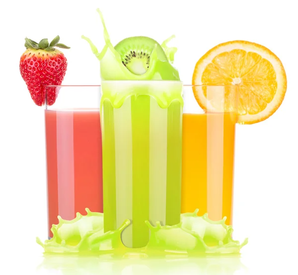 夏季口味的水果饮料在玻璃时溅起水花 — 图库照片