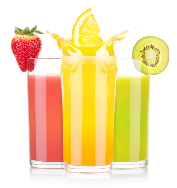 Smakelijke zomer vruchtendranken in glas met splash — Stockfoto