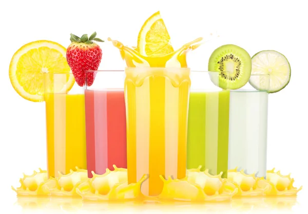 Latem smaczne owoce napoje w szkle z splash — Zdjęcie stockowe
