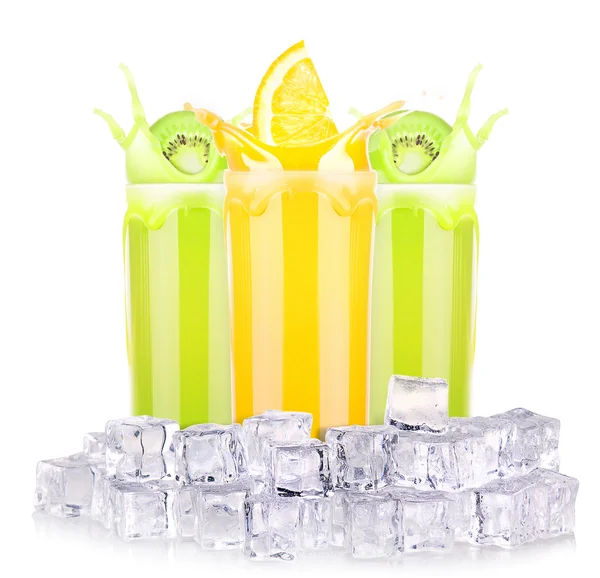 Sabrosas bebidas de frutas de verano en vaso con salpicadura —  Fotos de Stock