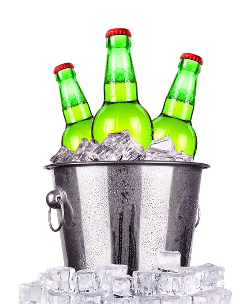 Garrafas de cerveja em balde de gelo isolado — Fotografia de Stock