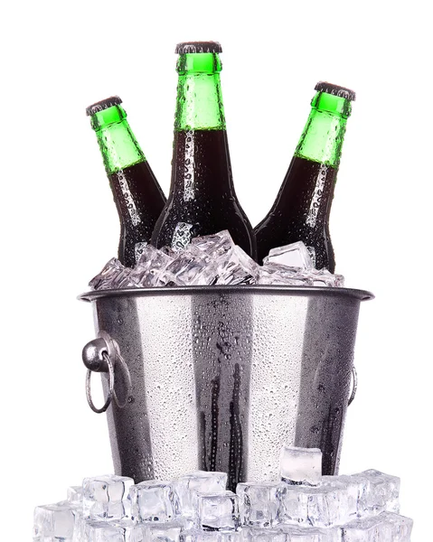 Bottiglie di birra isolate in secchio di ghiaccio — Foto Stock