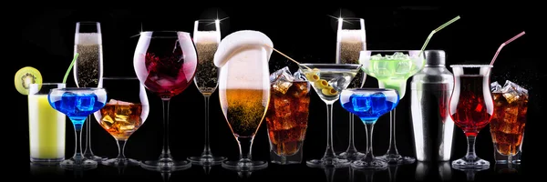 Diferente conjunto de bebidas alcohólicas — Foto de Stock