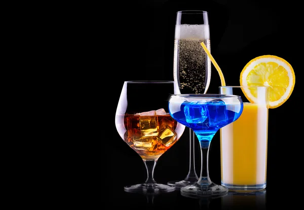 Diferente conjunto de bebidas alcohólicas — Foto de Stock