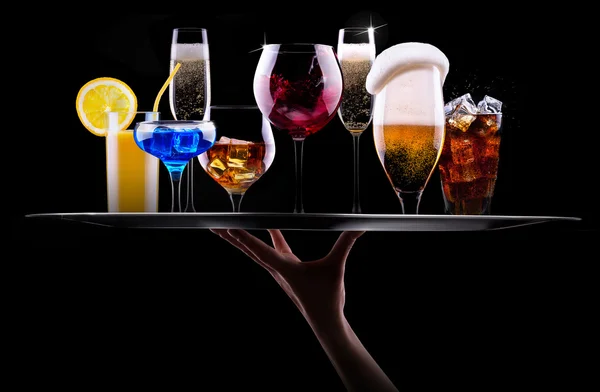 Bebidas alcoólicas diferentes colocadas em uma bandeja — Fotografia de Stock
