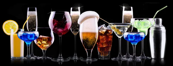 Diferente conjunto de bebidas alcohólicas —  Fotos de Stock