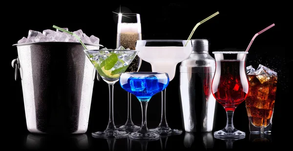 Diferente conjunto de bebidas alcohólicas —  Fotos de Stock