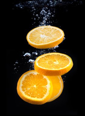 su kabarcıkları ile portakal dilim