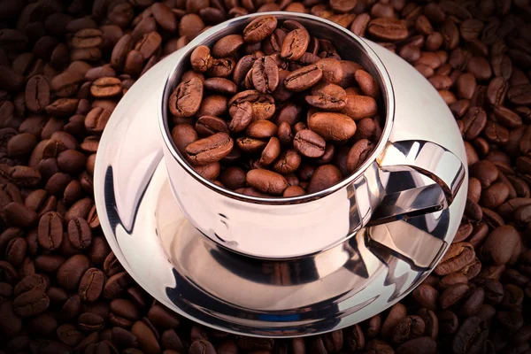 Kuppi kahvia papuja — kuvapankkivalokuva