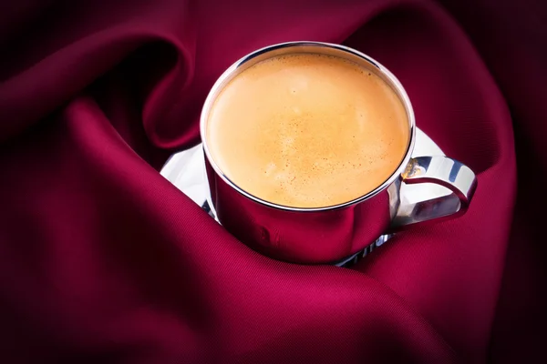 빨간색 실크로 커피 한잔 — 스톡 사진
