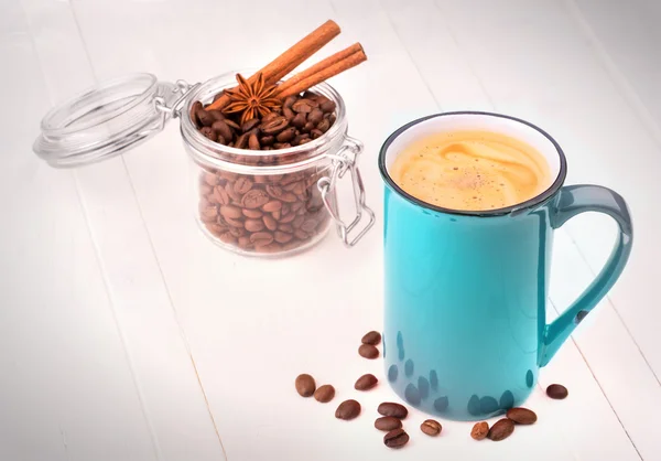 Xícara de café na mesa vintage de madeira — Fotografia de Stock