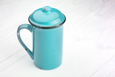 ahşap antika masa üstünde kahve