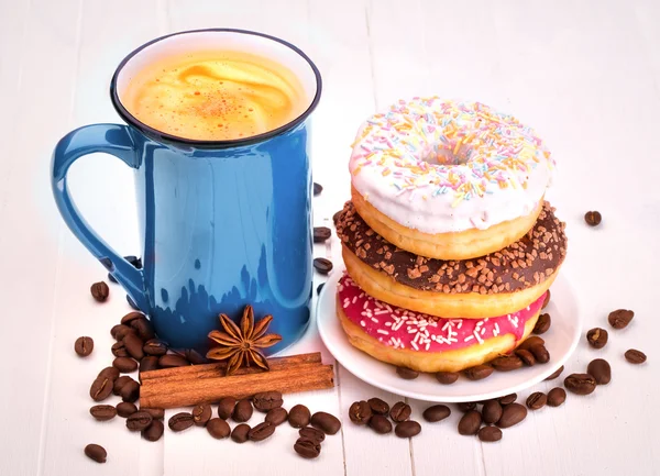 Donut saboroso com uma xícara de café — Fotografia de Stock