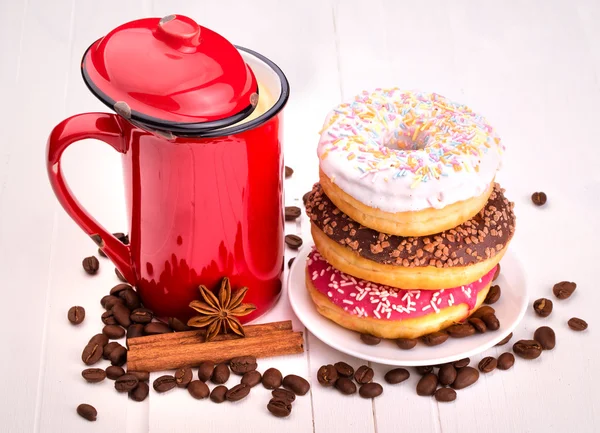 Donut saboroso com uma xícara de café — Fotografia de Stock