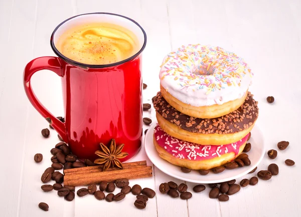 Donut saboroso com uma xícara de café — Fotografia de Stock