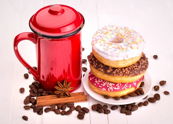 Donut saboroso com uma xícara de café — Fotografia de Stock