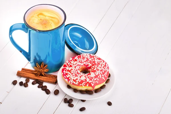 Donut saboroso com uma xícara de café — Fotografia de Stock